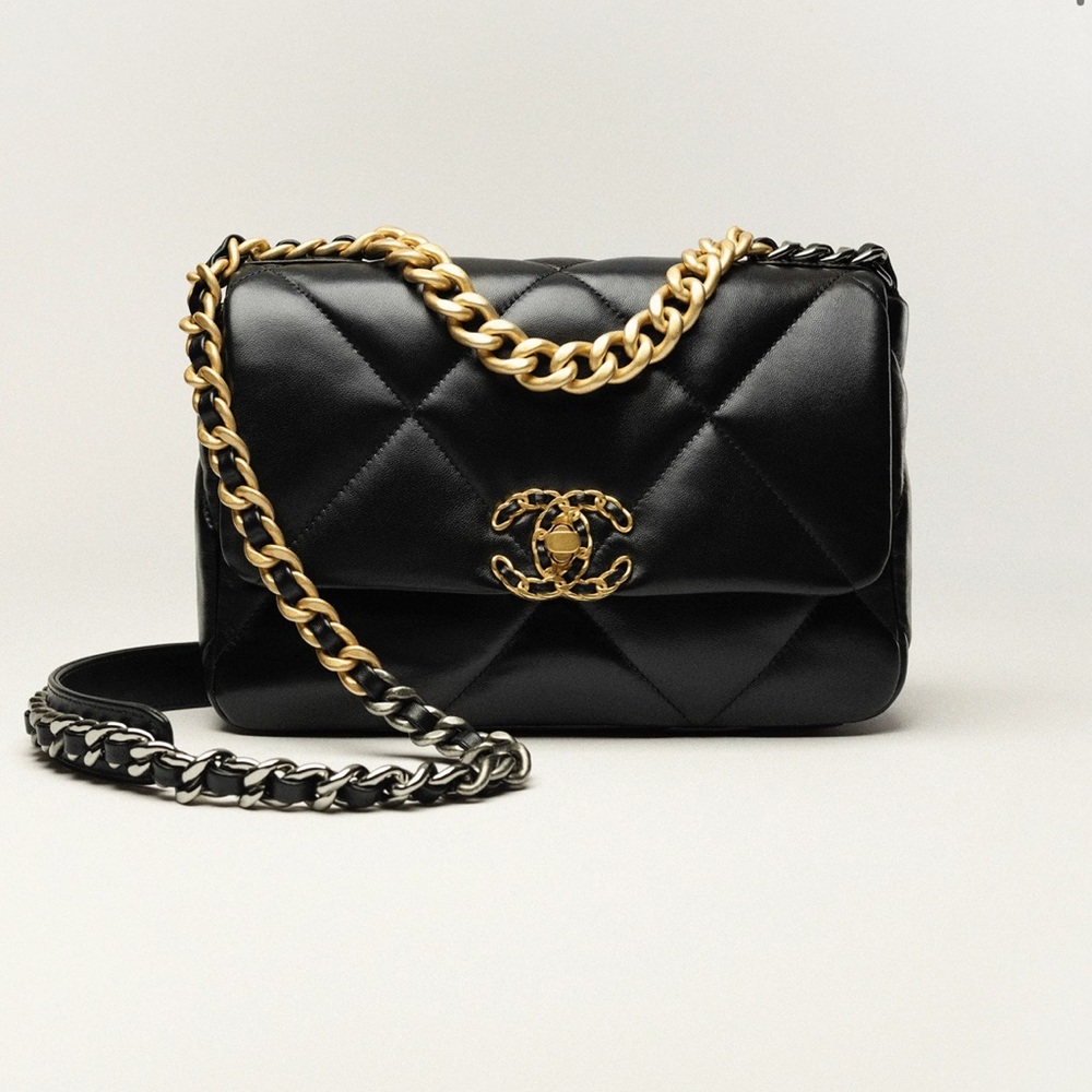 Chanel Cc 19 Leather HandBag in Black